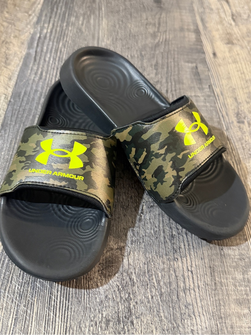Under Armour Kids Ignite Play Camo Slides Size 3Y Black Neon Green Logo Sandals